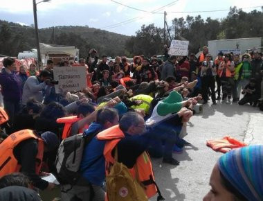 Επεισόδια μεταξύ προσφύγων και αστυνομικών πριν από λίγο στη Μόρια (βίντεο)